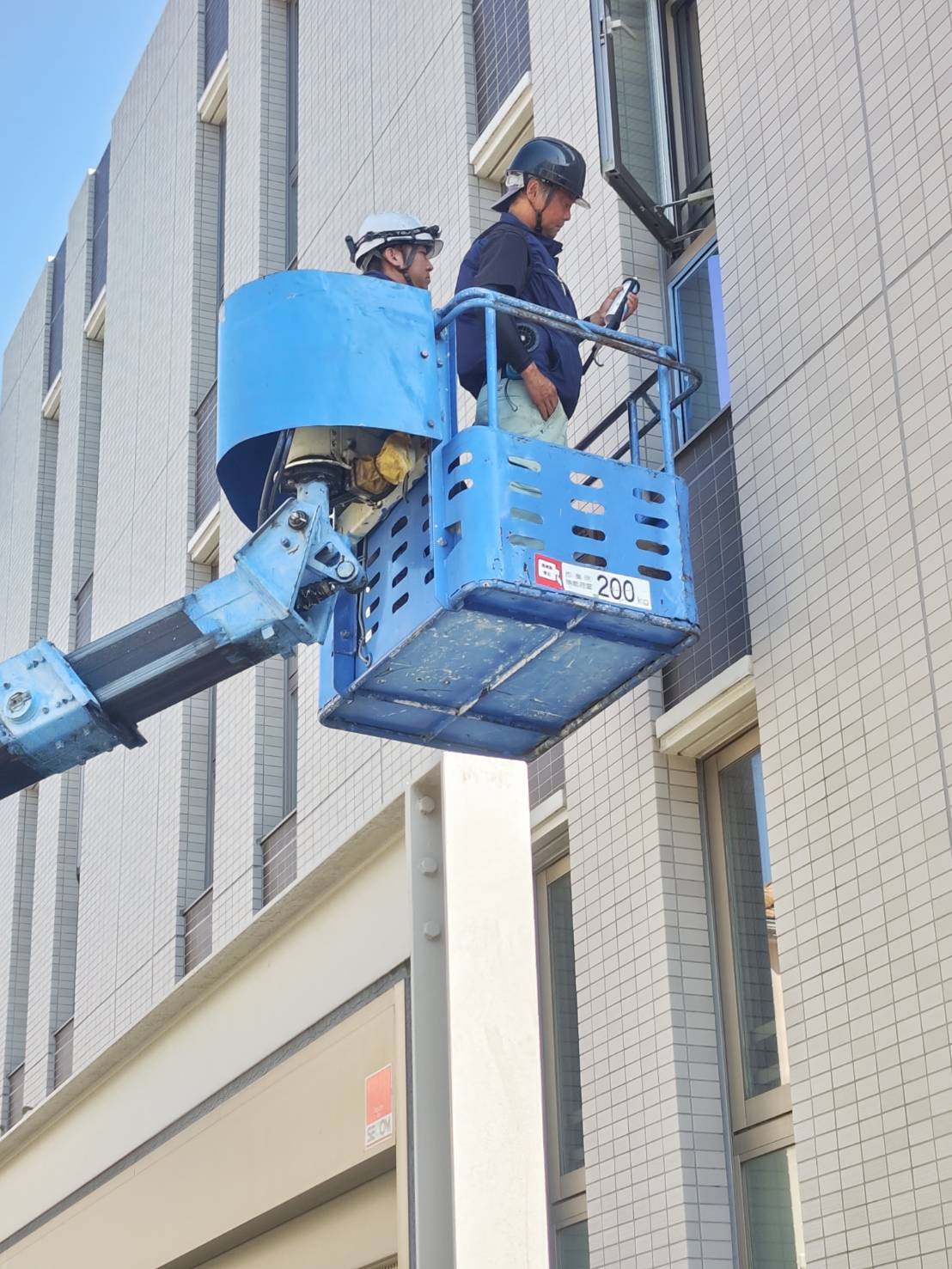 高所作業車によるFIX窓ガラス交換工事