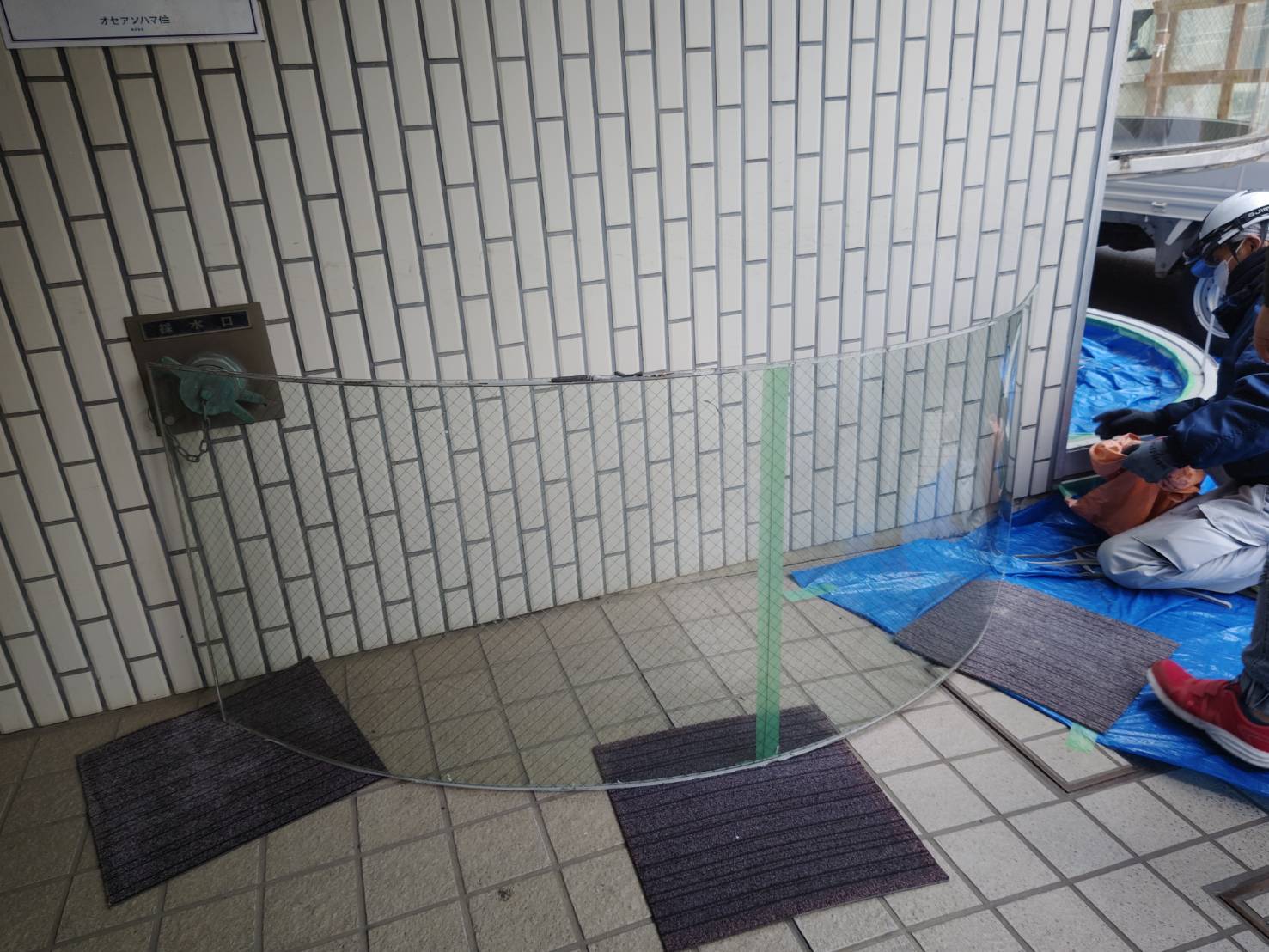 スポーツジム施設曲げガラス取替工事